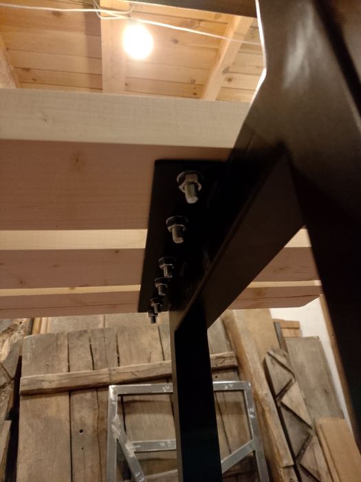 Пейка от прахово боядисан метален профил и иглолистна дървесина.