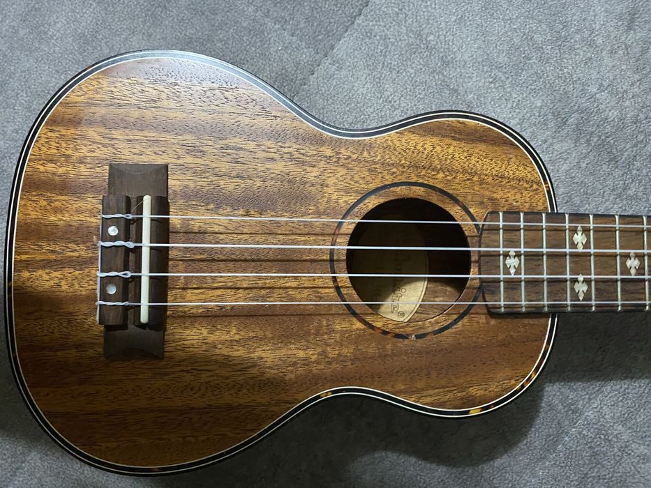 Продам укулеле .