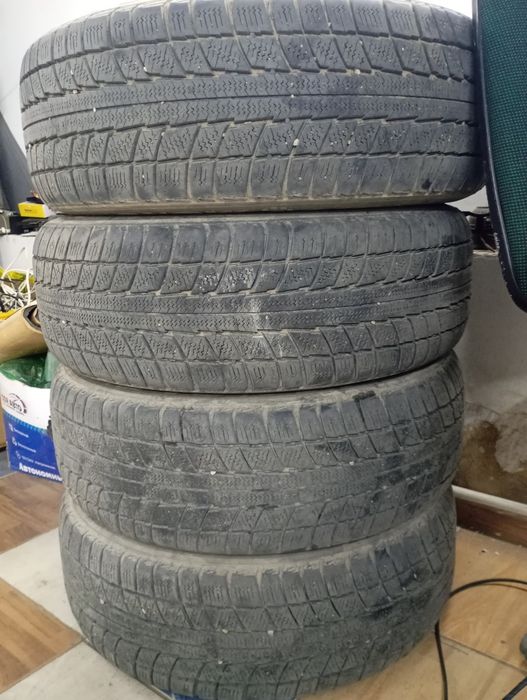Продам резину липучка 205-70-R15