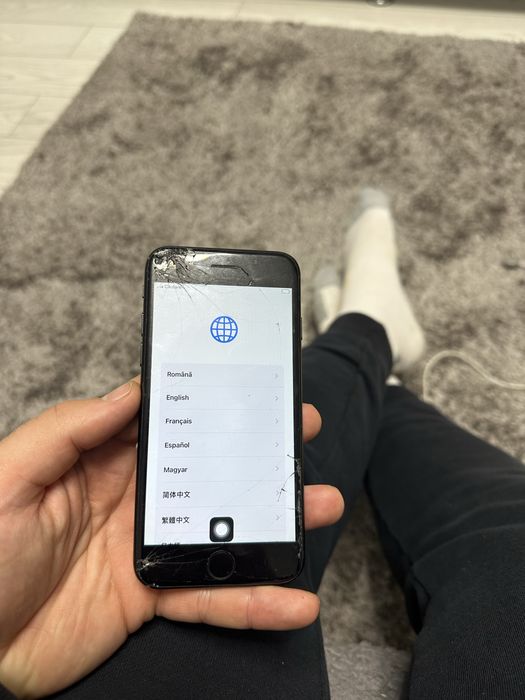 Vand iphone SE generatia 2 pentru piese