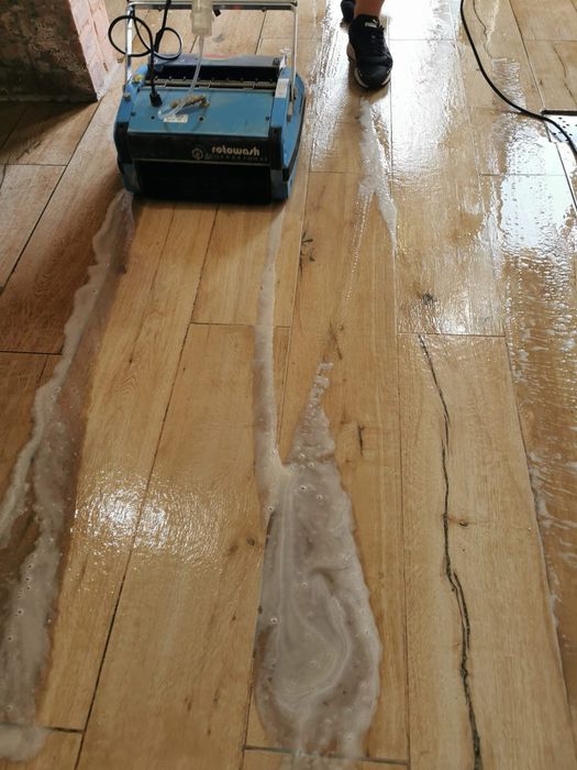 Curatare gresie Brasov Decapare gresie curatare pardoseli dure brasov