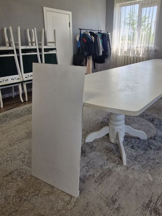 Стол для гостинной