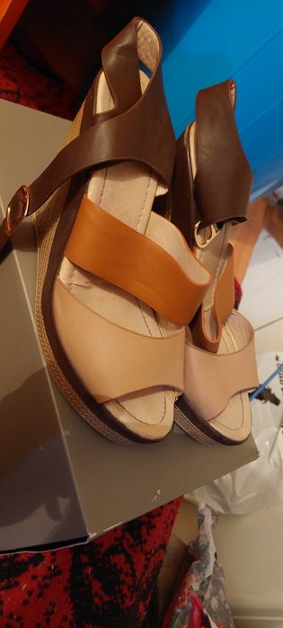 Аяк киымдер сатылады