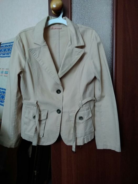 Лёгкие молодёжные куртки.