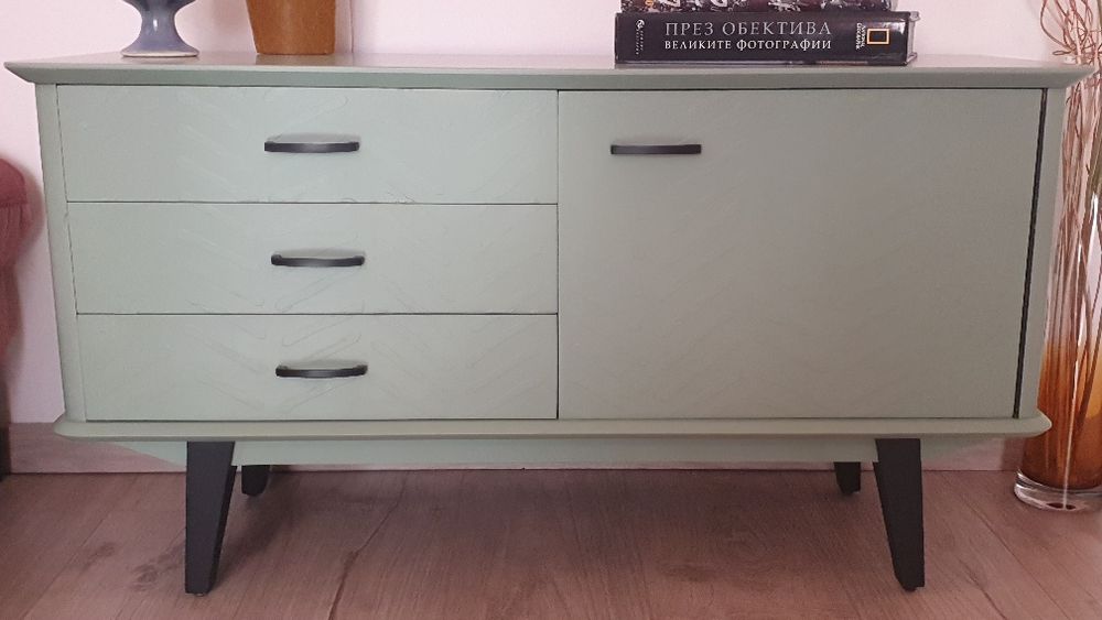 Елегантно Шкафче