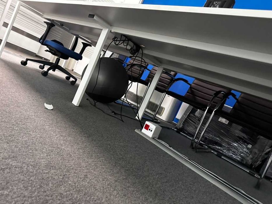 Заседателна маса с метална основа – 300×140×75 см