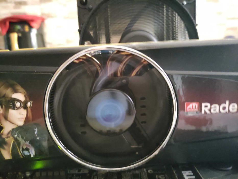 Sapphire Radeon HD5850 1GB GDDR5 256-bit Full merge foarte bine,pret fix