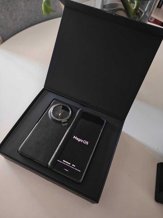 Vand Telefon: Honor Magic V3