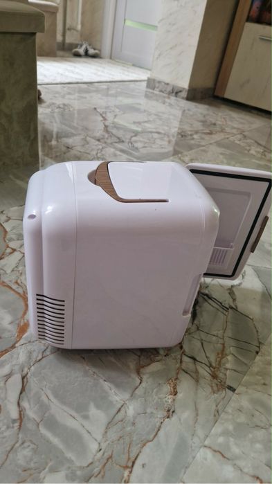 Mini Frigider russel hobbs