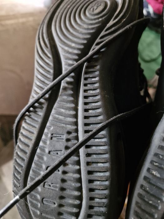 Продават се мъшки маратонки