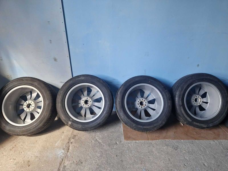 Audi Q8 R19/4M8 нови летни гуми с оригин. джанти
и датчици 265/55/R19