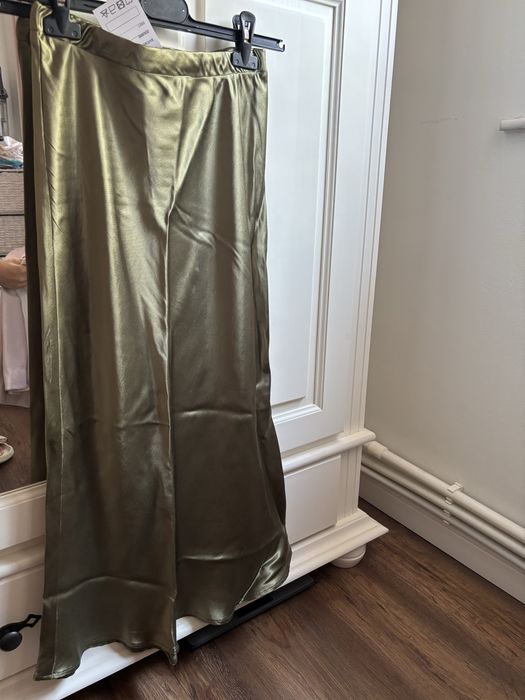 Fusta satin noua