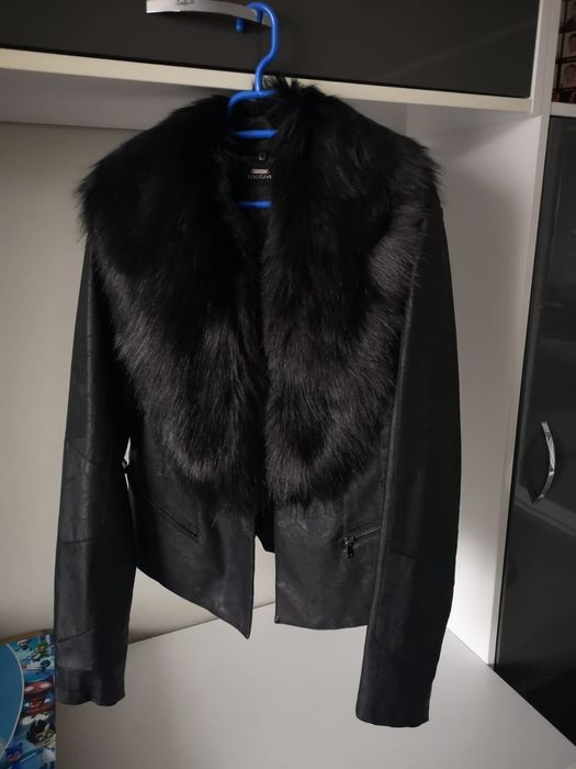 Vând jacheta piele cu blana