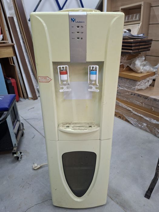 Диспенсер за вода