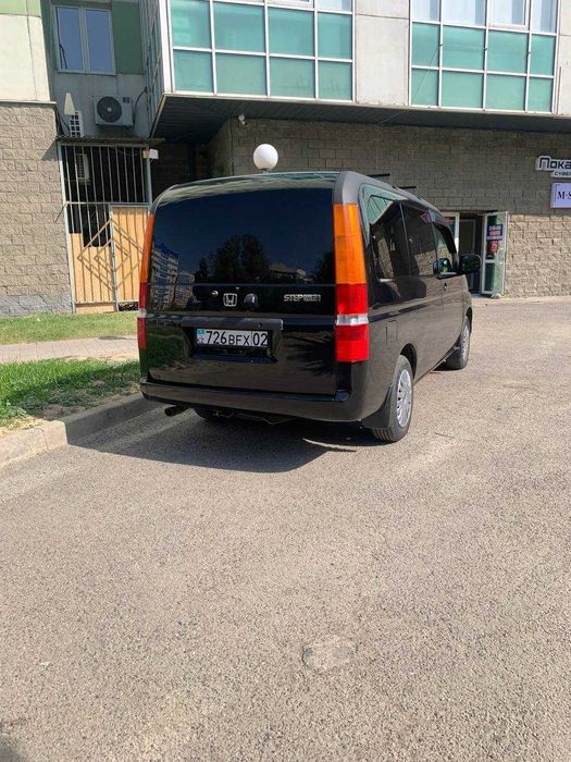 Автомобиль Honda Stepwgn RF3 минивен на 8 мест передний привод