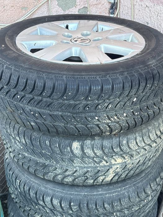 Vând 4 jante VW cu anvelope de iarnă 195/65 R15