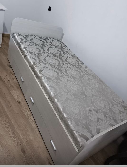 Кровать с матрасом