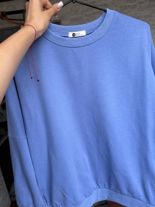 Голубой свитер с длиными рукавами