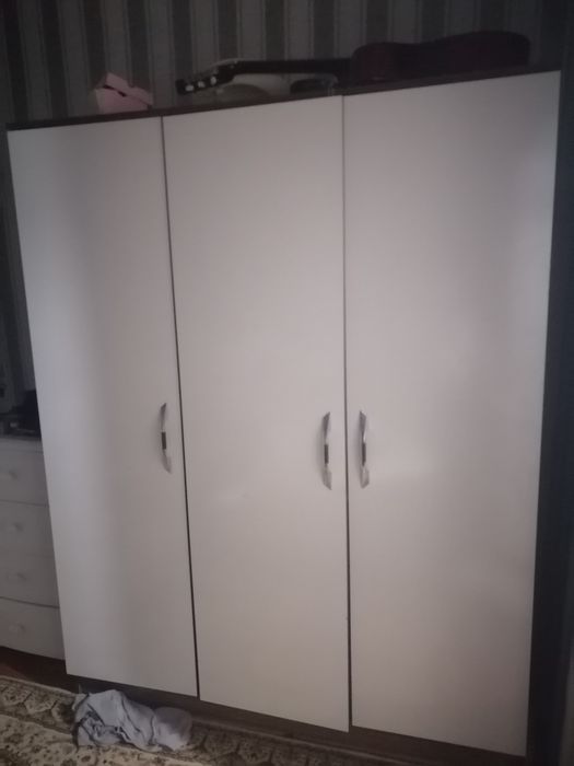 Шкаф трех дверный