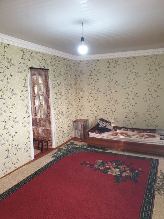 V Registane sdayotsya 2 komnatnaya kvartira v 3 etaje.