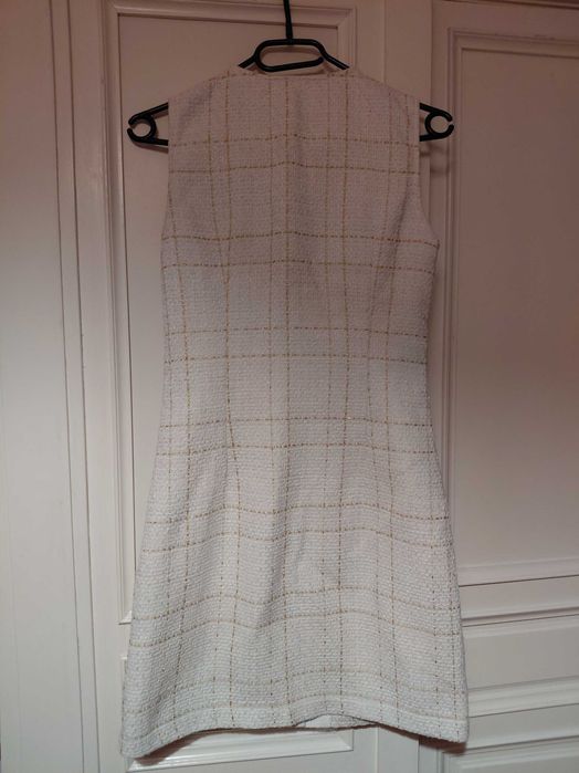 Бяла рокля букле