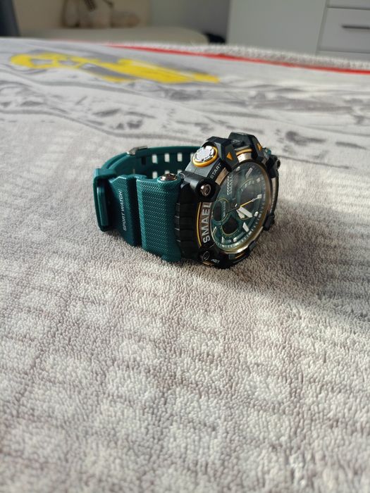 Vând ceas bărbătesc Smael funcționează doar afișajul electronic.