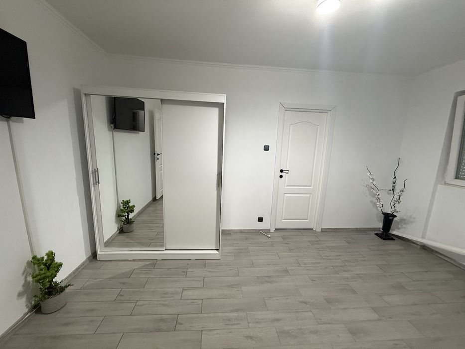 Vand apartament cu doua camere , zona Velenta