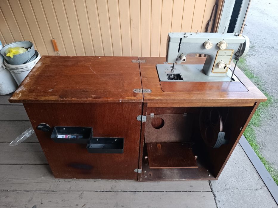 Продам машинку швейную