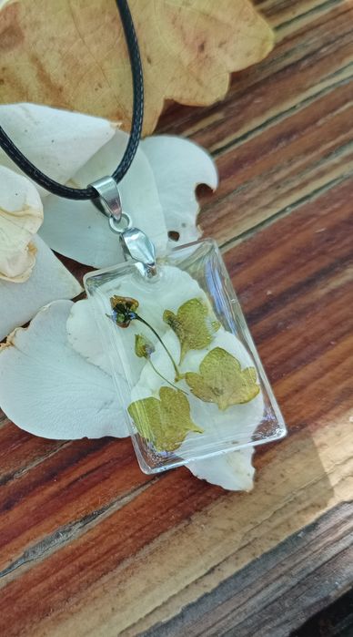 Колие от смола, тел, естествени материали