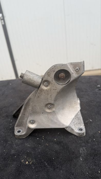 Дясна лапа двигател b58 БМВ F22 F23 F30 F32 F33 F34 F36 B58