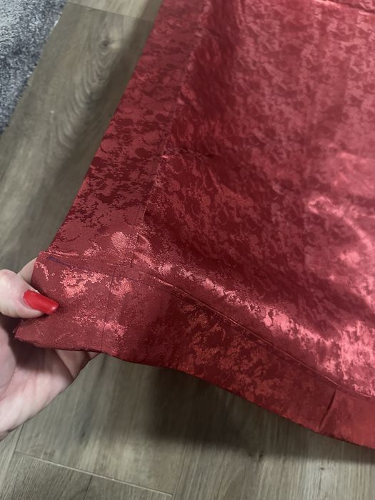 Draperii visinii satinate