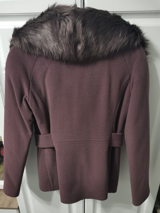 Vand palton scurt cu blana detasabila,arata impecabil purtat de 2 ori!