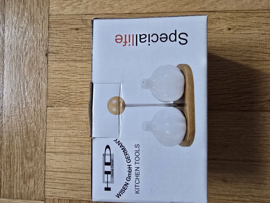 Порцеланова тенджерка и подарък към нея солници