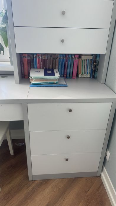 Продам пенал парту и шкафы