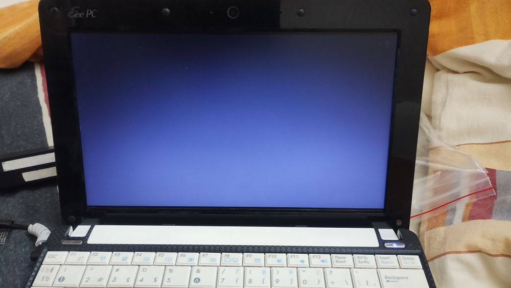 Малък лаптоп"АСУС" в отлично състояние,с вградена камера.