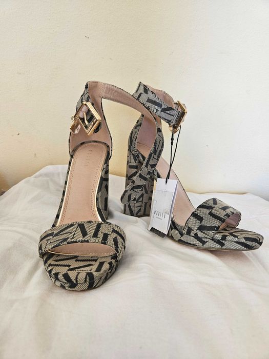 Сандали с висок ток