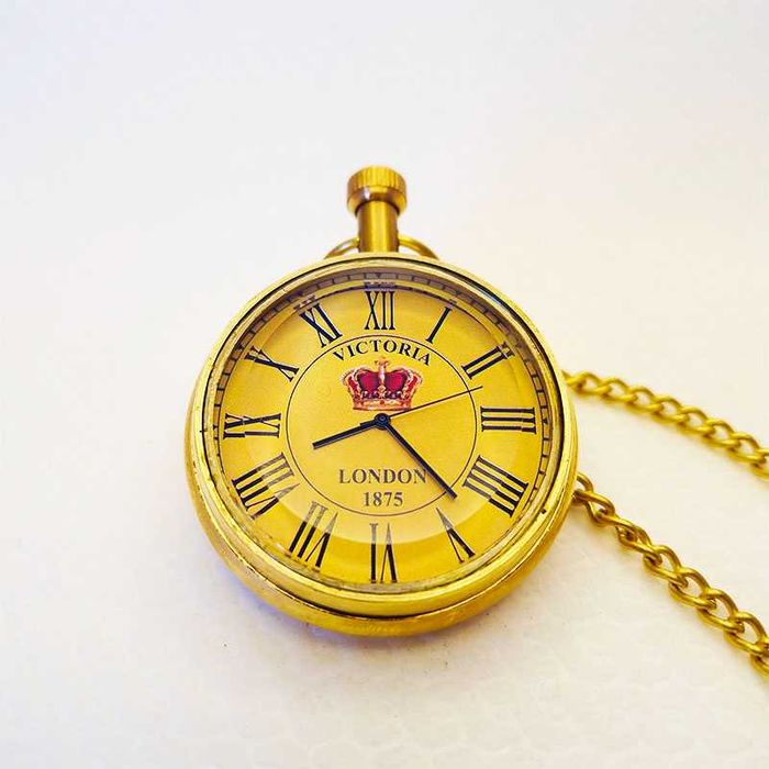 Часовник бронзов с ретро дизайн в дървена кутия