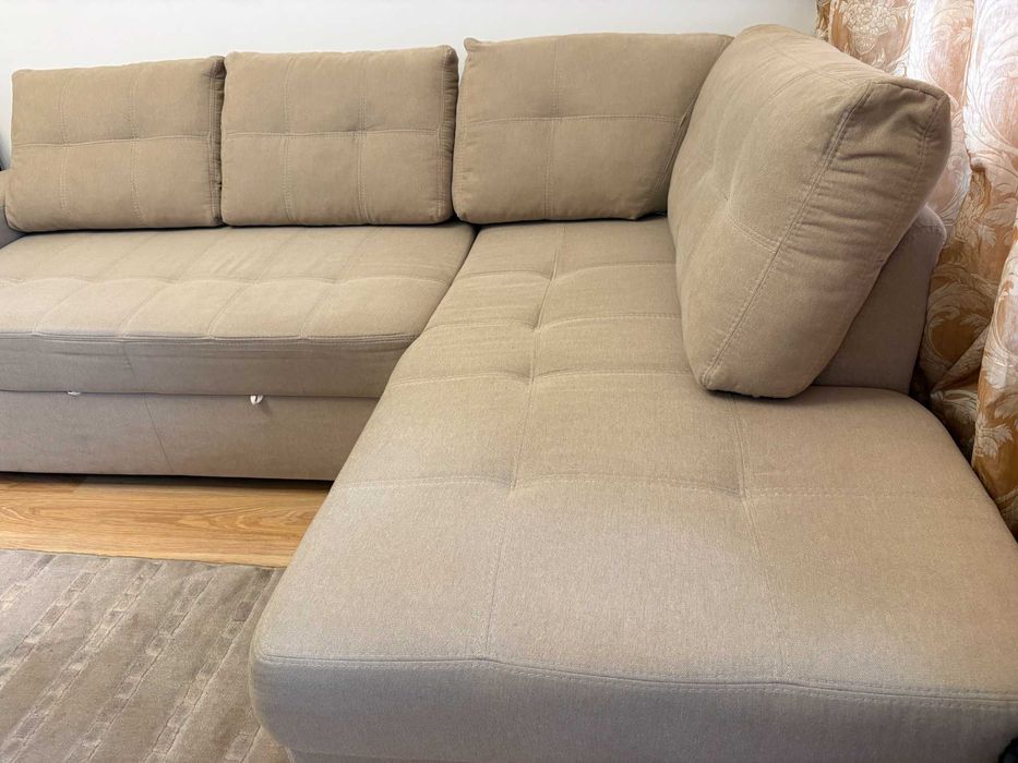 Ъглов диван бежов с ракла и функция сън