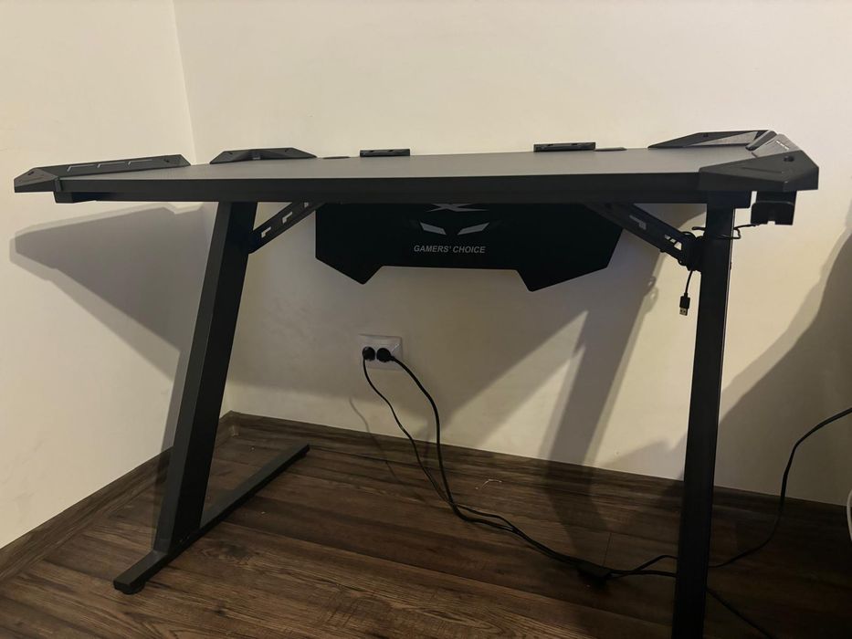 Vând birou gaming cu LED