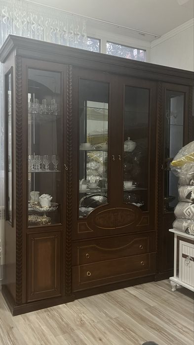 Продам шкаф витрину для посуды