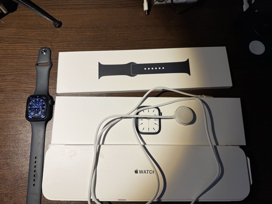 Apple Watch 7 45mm + феноменални каишки