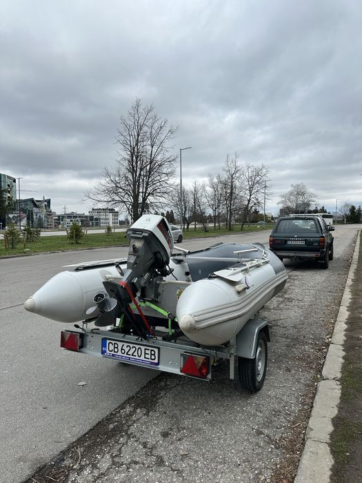 Надуваема лодка с двигател Honda и колесар