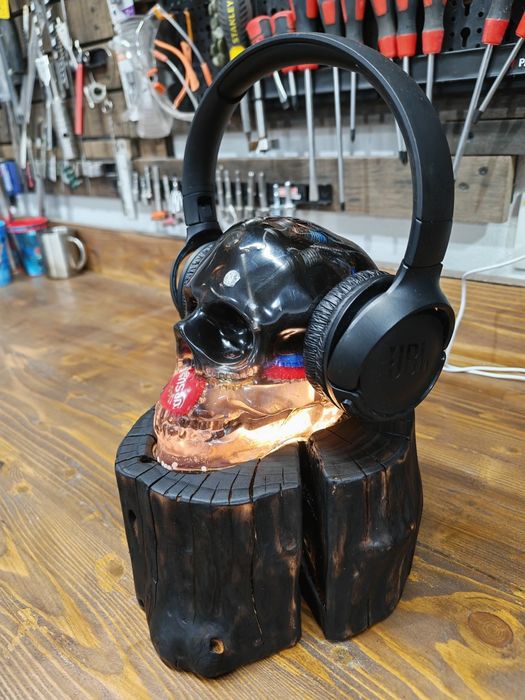 Lampa din rășină pe lemn de nuc, suport casti