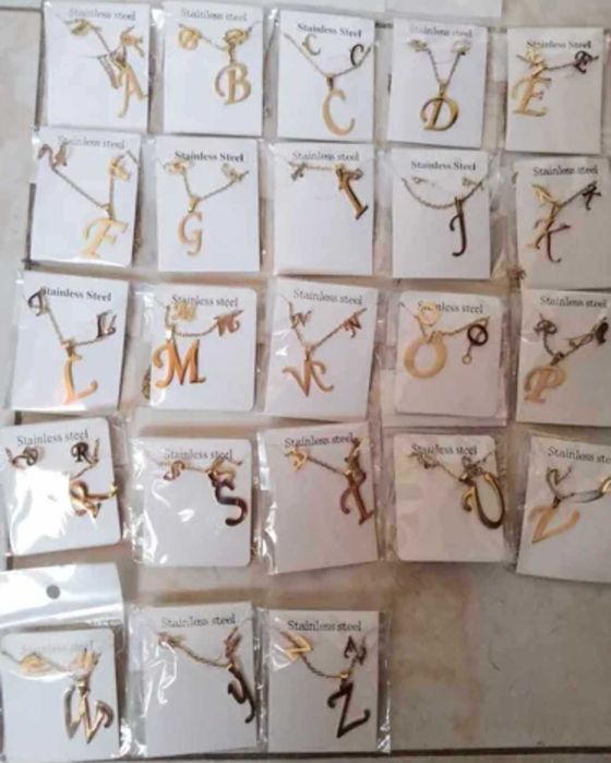 Дамско колие със златно покритие - висулка буква и две букви обеци.