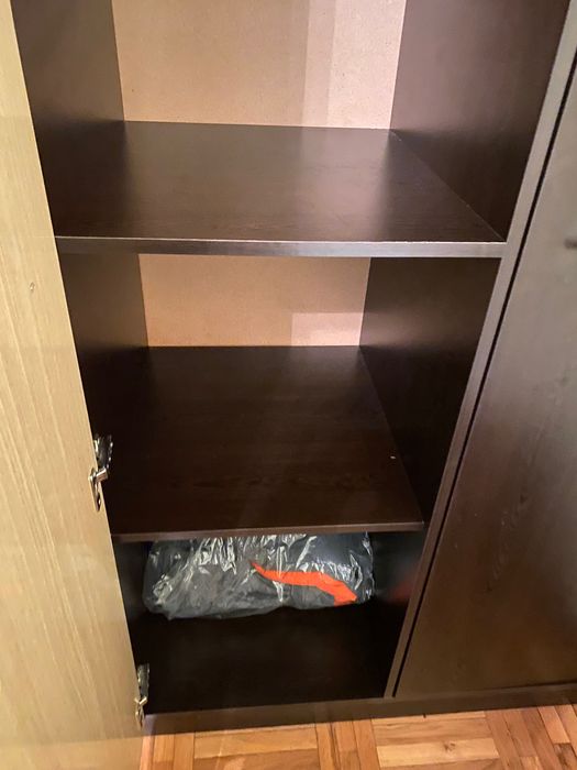 Продавам спалня комплект с матрак, гардероб, скрин и нощни шкафчета