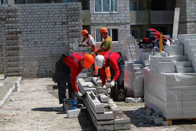 Бригада строителей выполняем все виды строительных работ.