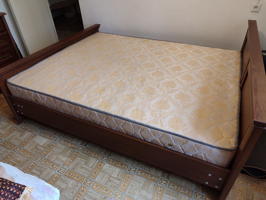 Продается мебель кровать ортопедическим матрасом, плательный  шкаф, ту
