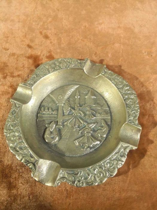 Бронзовая пепельница "Танцующие дервиши "