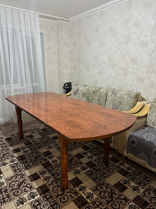 Стол гостиной в отличном состоянии
