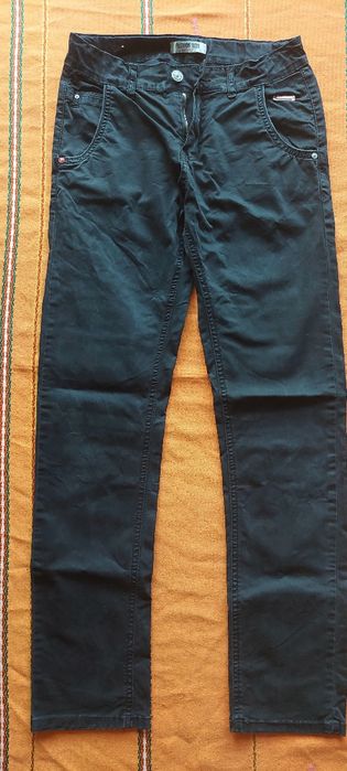 Мъжка бяла риза и два черни панталони